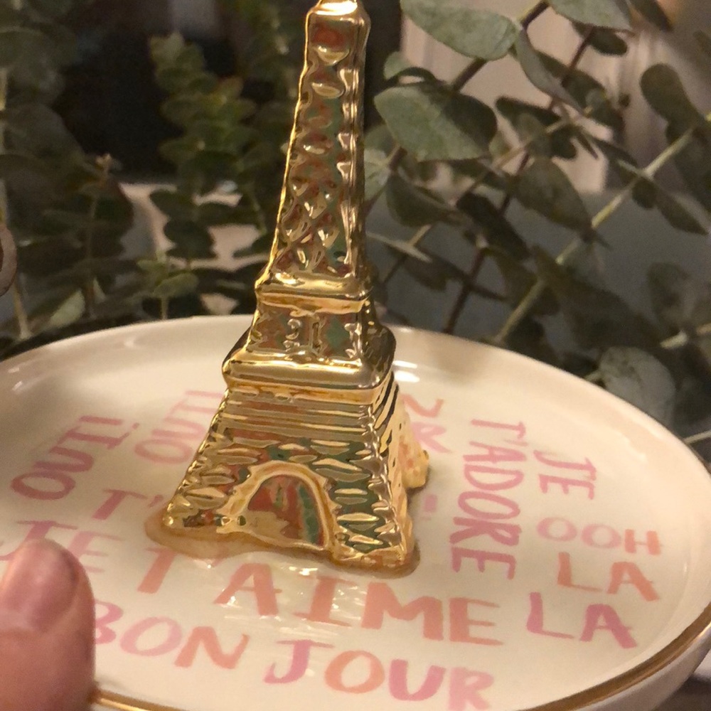 Eiffel Tower ring and bracket holder